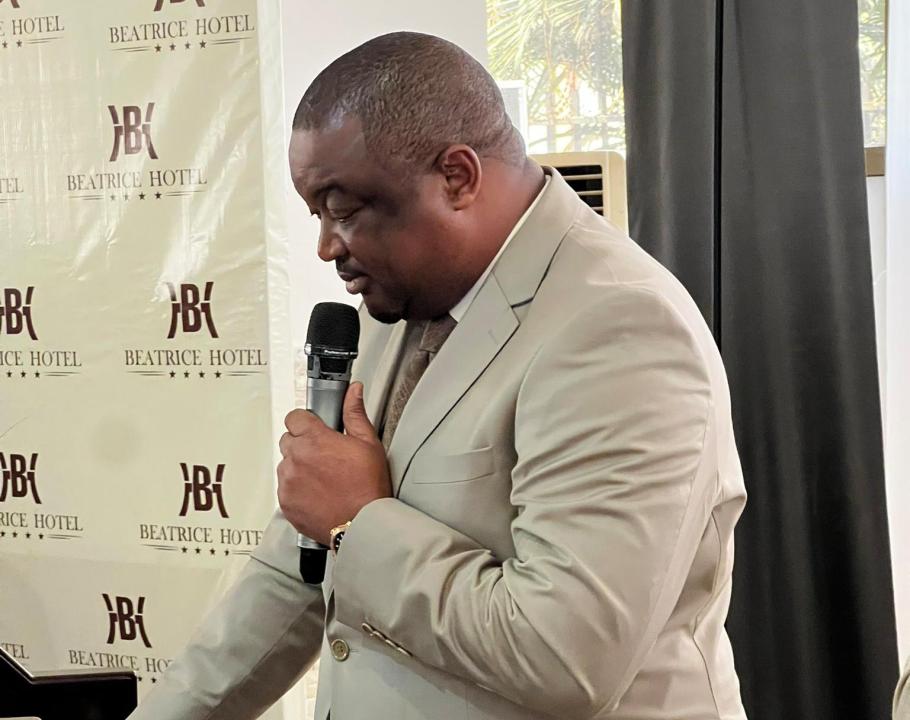 Me Laurent Onyemba présente un livre sur le multipartisme et l’État de droit en RDC‎