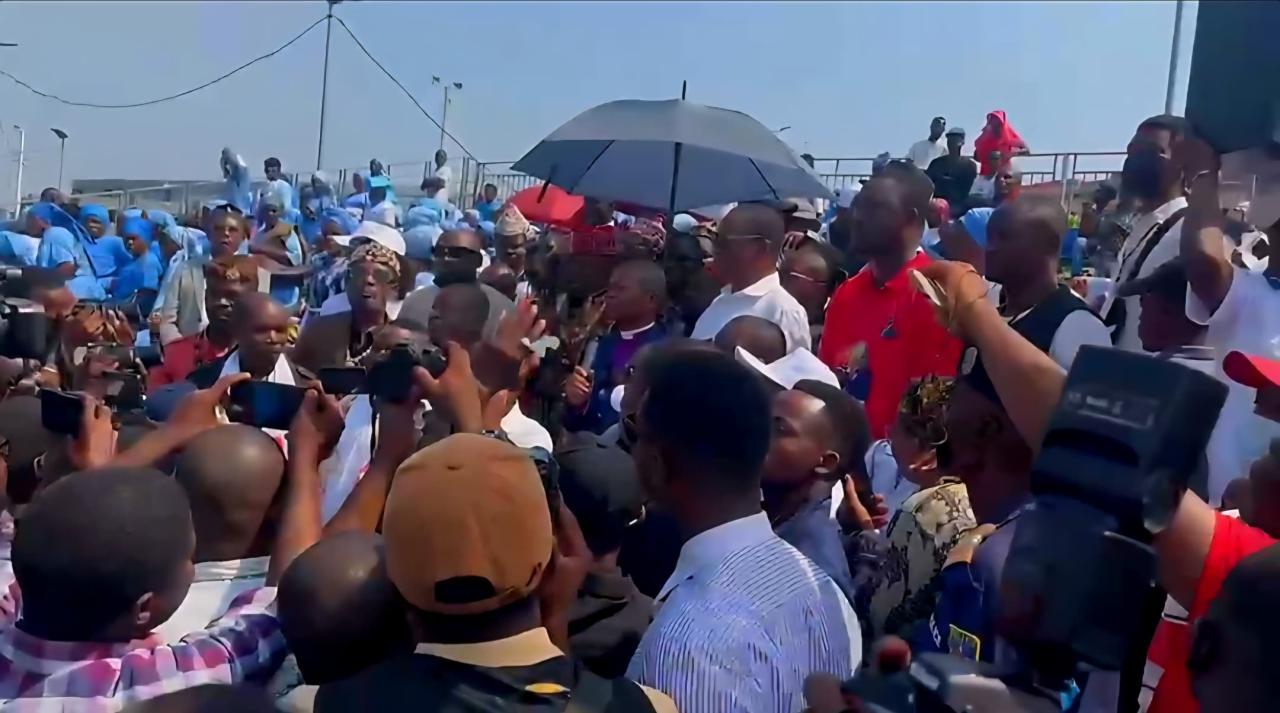 Des sympathisants de la Coalition citoyenne pour la nation (CCN) réunis à l'esplanade du Pays du Palais du peuple, vendredi 5 juin 2026 à Kinshasa, pour suivre le message de son président, l'archevêque Ejiba Yamapia.