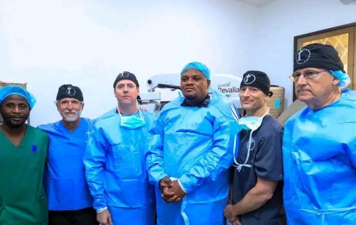 Le Gouverneur Daniel Bumba entouré de plusieurs médecins de la Fondation Vision.
