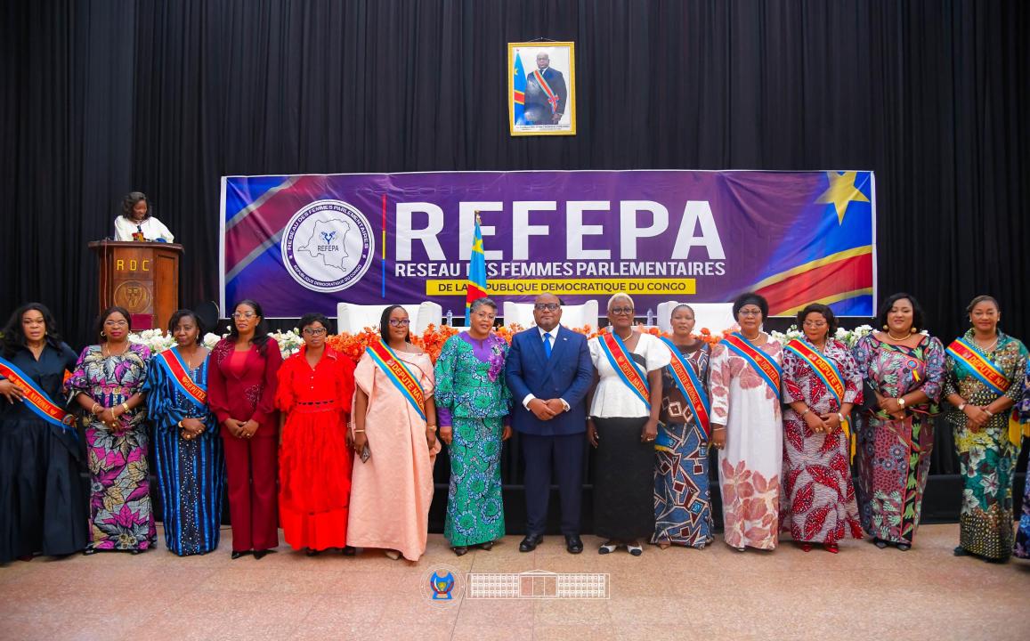 La Première ministre Judith Suminwa et le président de la Chambre basse du Parlement Aimé Boji avec les femmes parlementaires à la cérémonie de lancement officiel du REFEPA, samedi 06 juin 2026
