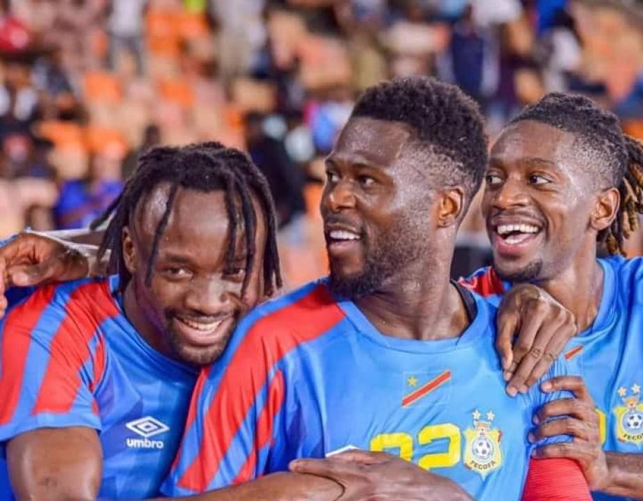 Chancel Mbemba en pleine célébration avec Fiston Mayele et Joris Kayembe lors d'un match des éliminatoires de la CAN 2025.