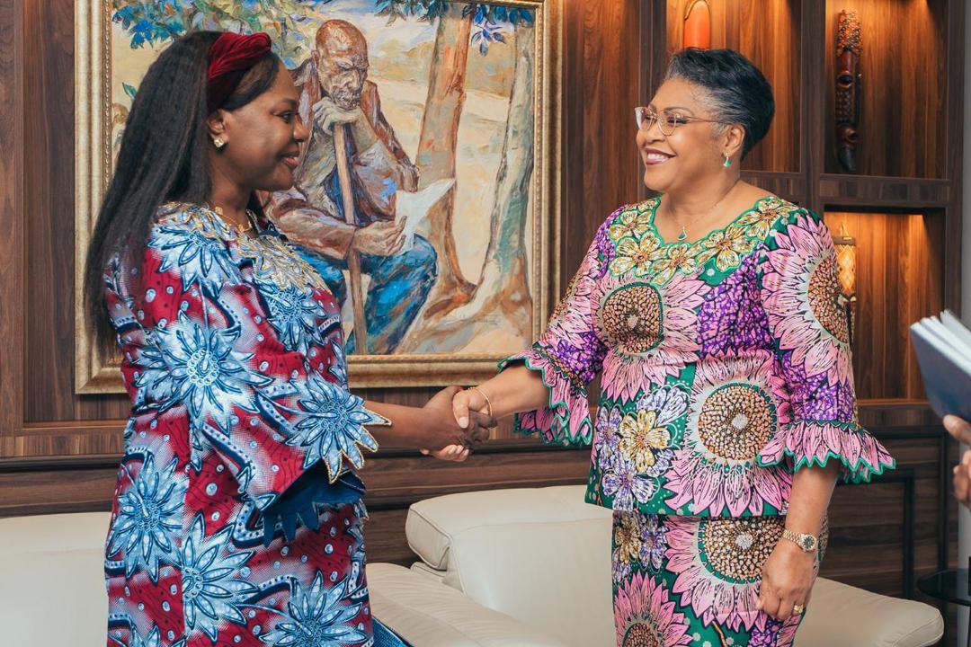 Poignée de main entre Judith Suminwa et Tuluka, Première Ministre et Cheffe du Gouvernement de la RDC, et Brigitte Mukanga, représentante du HCR au Burundi