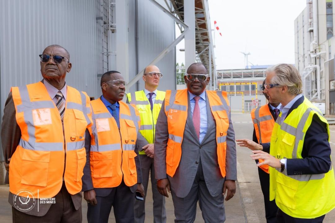 Le ministre des Mines Louis Kabamba avec les responsables du groupe Umicore [photo d'illustration]