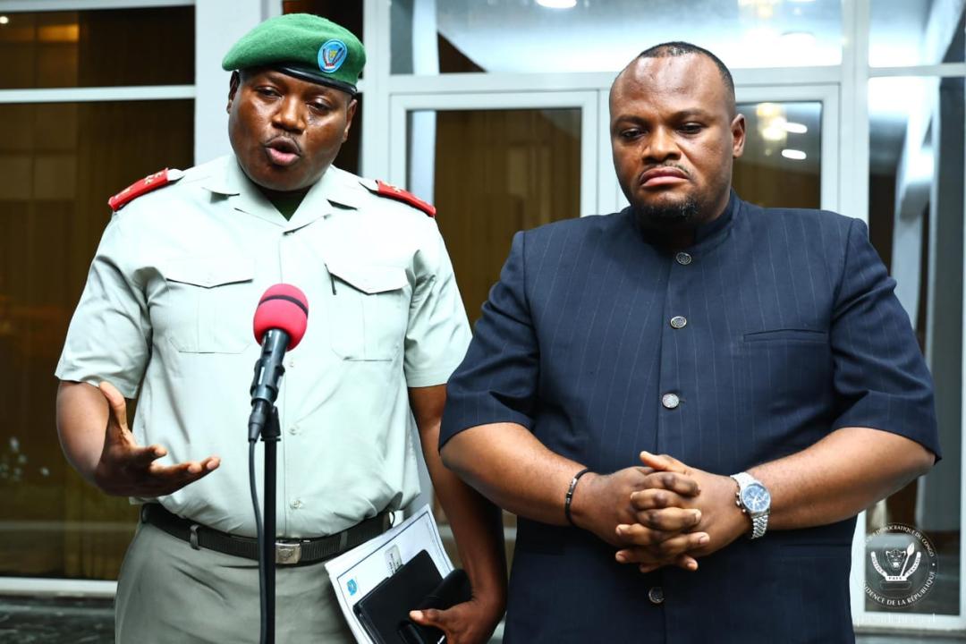 Le lieutenant-général Kasongo Kabwik et le gouverneur de la ville de Kinshasa, Daniel Bumba, à l'issue de l'audience leur accordée par le chef de l'État, lundi 08 juin 2026