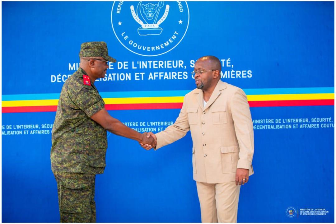 Le VPM de l'Interieur Jacquemain Shabani Lukoo et le nouveau gouverneur militaire de l'Ituri, le Général-Major Gaby Kasongo