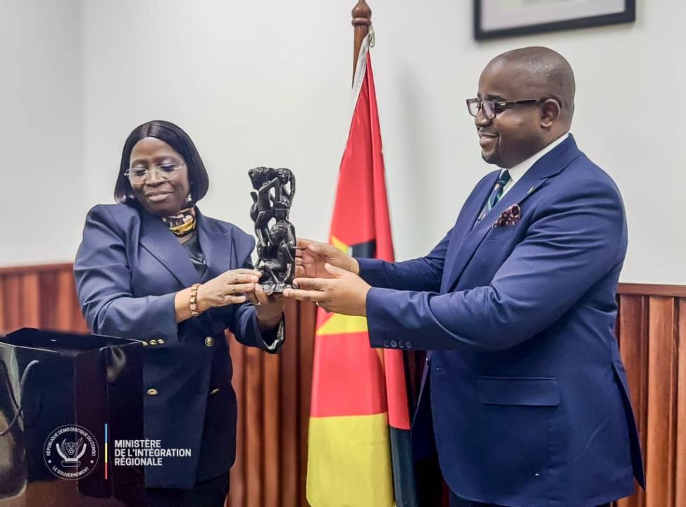 Le ministre de l'Intégration régionale Floribert Anzuluni et son homologue du Mozambique, ce mardi 09 juin 2026, à Maputo