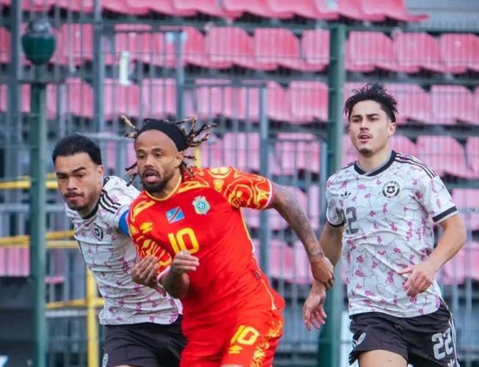 Le milieu du terrain congolais Théo Bongonda en duel avec deux joueurs chiliens.