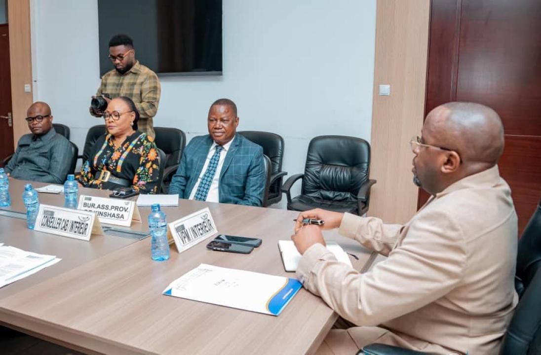 Le VPM Jacquemain Shabani lors d’une réunion avec les membres du bureau de l'APK