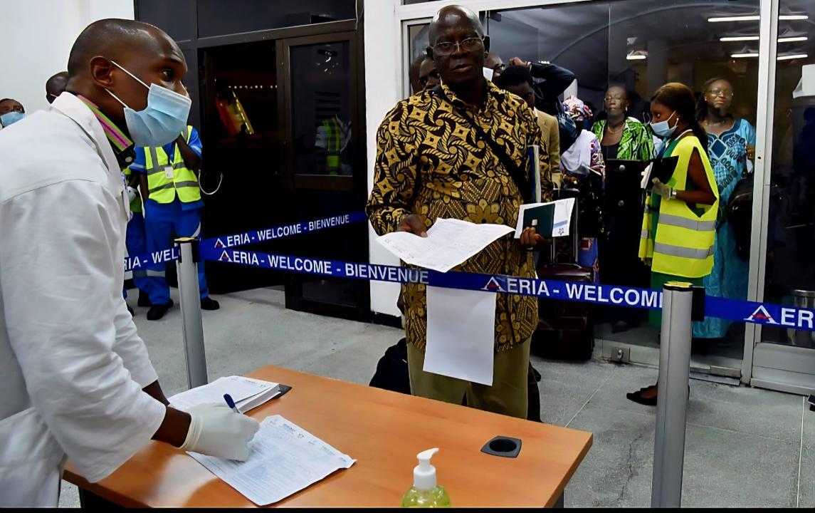 Des voyageurs dans un aéroport passant un contrôle sanitaire [photo d’illustration]
