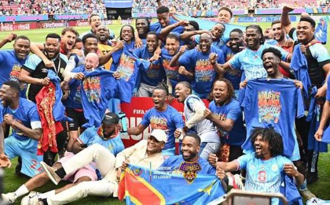 Le ministre des Sports Didier Budimbu en pleine célébration avec les léopards au Mexique, après la qualification de la RDC pour le Mondial 2026
