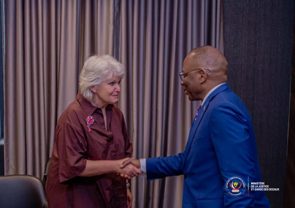 Une poignée de mains entre Guillaume Ngefa, ministre d'État de la Justice et Isabelle Rome, ambassadrice de France chargée des Droits humains et du devoir de mémoire, lors de leur entretien à Kinshasa