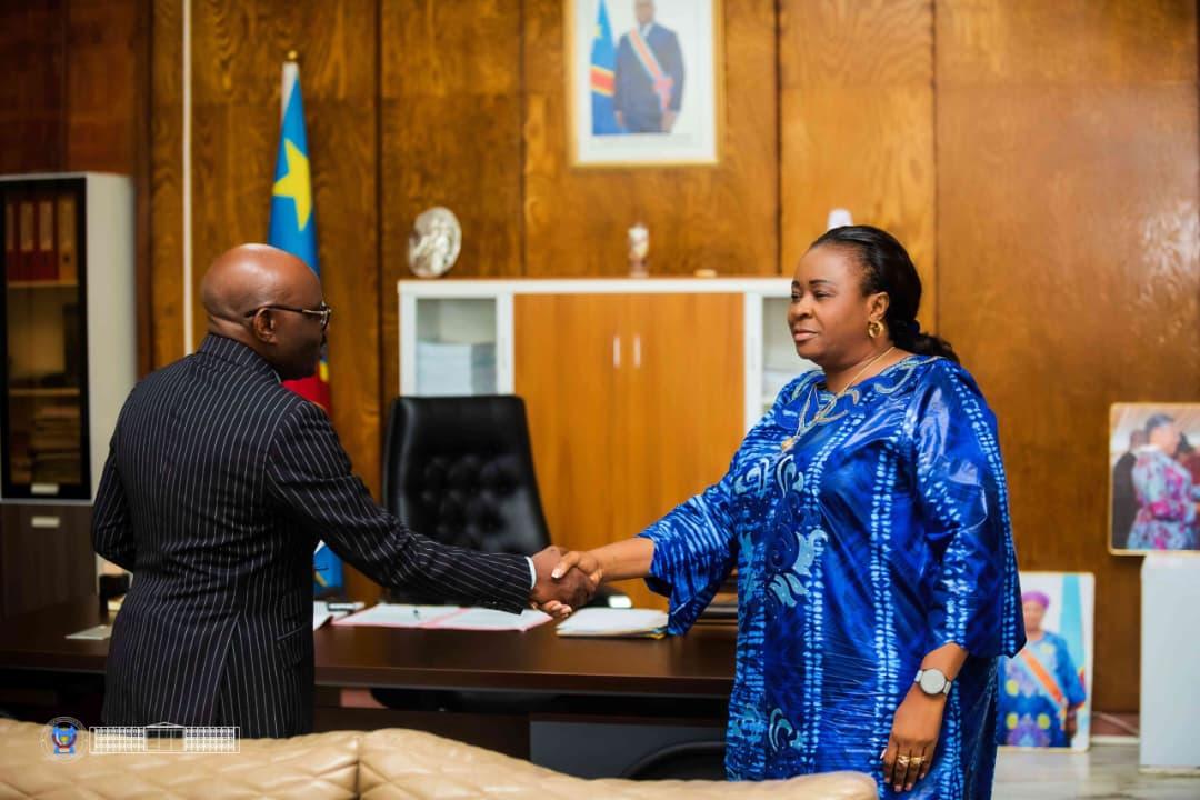 La rapporteure adjointe de la chambre basse du parlement, Clotilde Mutika, reçoit le rapport de la commission spéciale de synthèse, jeudi 11 juin 2026