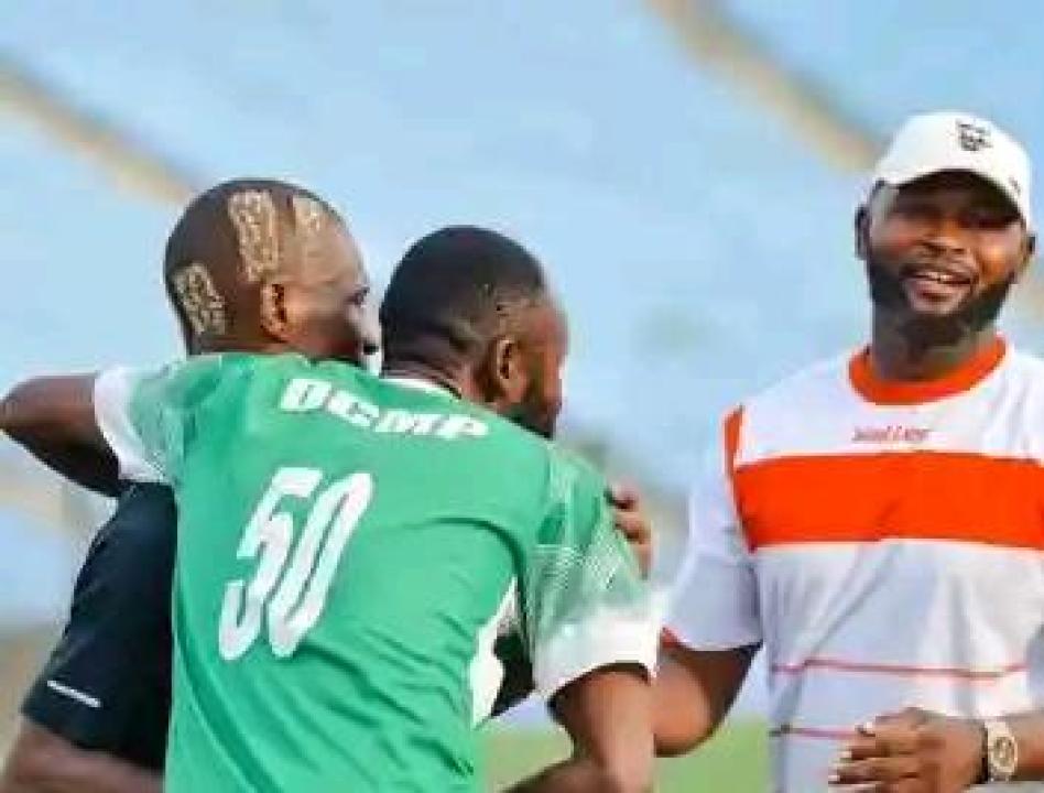 Quelques supporters du DCMP et un joueur après un match au Stade Tata Raphaël [Photo d'illustration]