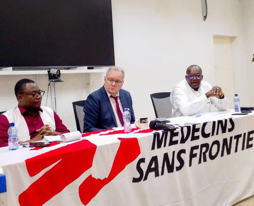 Albert Essoun, Ewald Stals, et Jean Gilbert lors du café de presse au siège de MSF Belgique à Kinshasa.