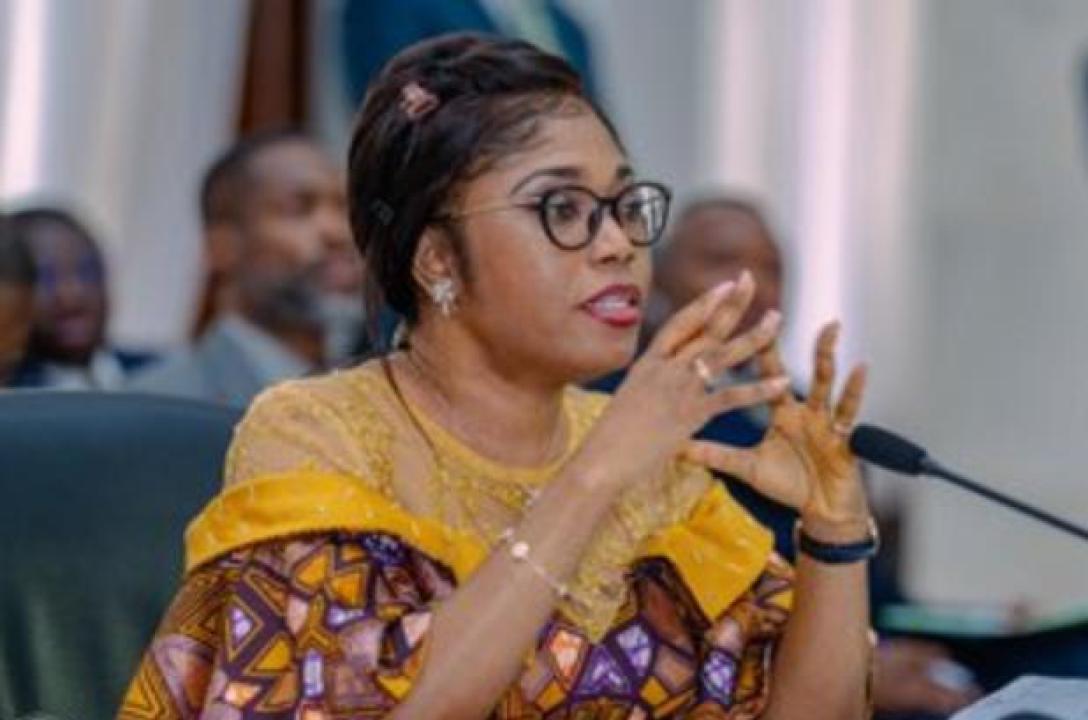 La ministre Acacia Bandubola lors de son audition à l'Assemblée nationale.