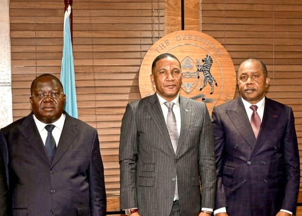 À l'extrémité gauche, le président de la CENI pose avec quelques personnalités lors du Forum des commissions électorales de la SADC, jeudi 11 juin 2026