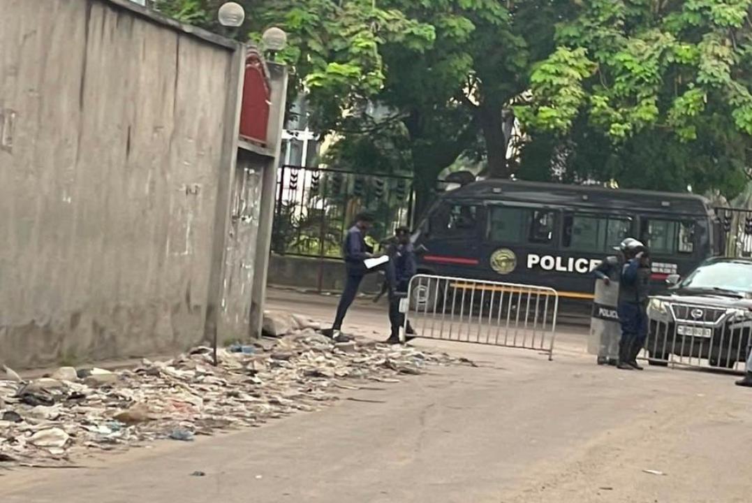L'une des entrées du Palais du peuple barricadée par les éléments de la police, ce vendredi 12 juin 2026