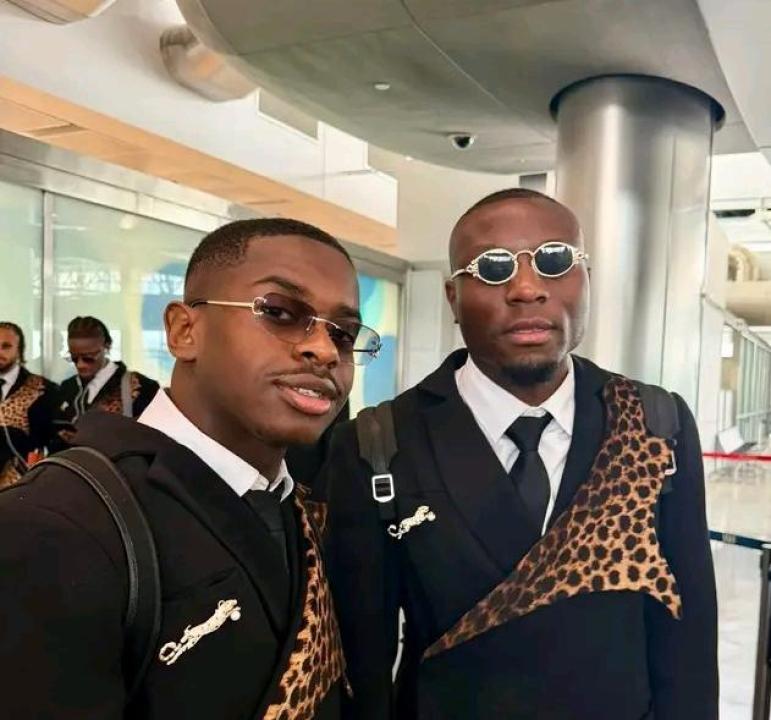 Les milieux du terrain de la sélection congolaise, Noah Sadiki, et Edo Kayembe à l'aéroport de Houston