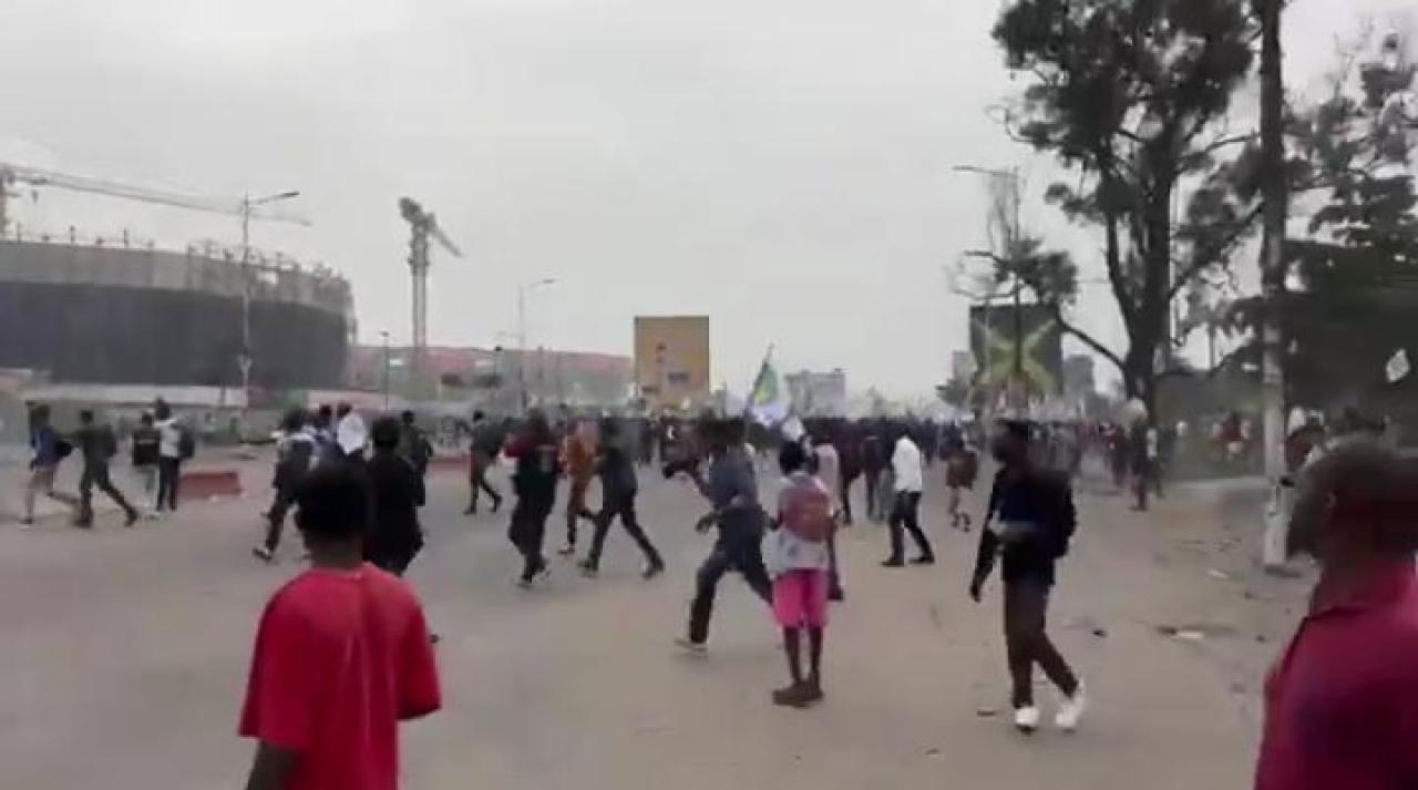 Quelques manifestants lors du Sit-in de l'opposition sur le Boulevard Triomphal, à quelques mètres du Palais du Peuple, ce vendredi 12 juin 2026