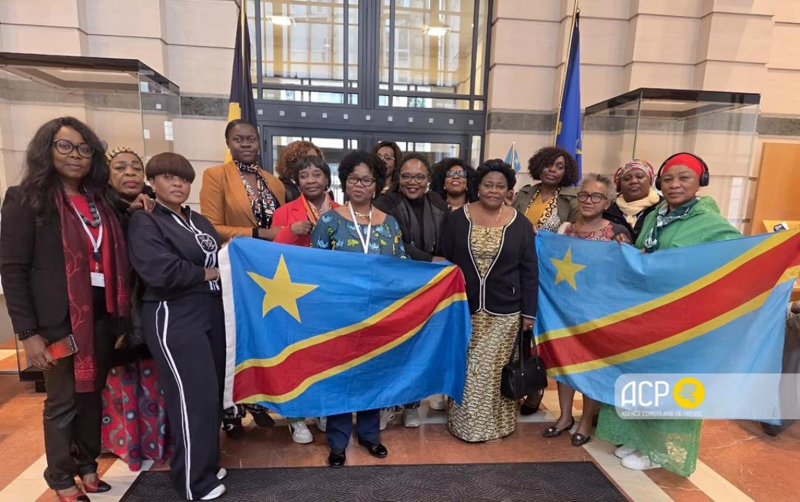 Gisèle Mandaila et la délégation de femmes congolaises, après l'audience leur accordée par le vice-Premier belge des Affaires étrangères, Maxime Prévôt