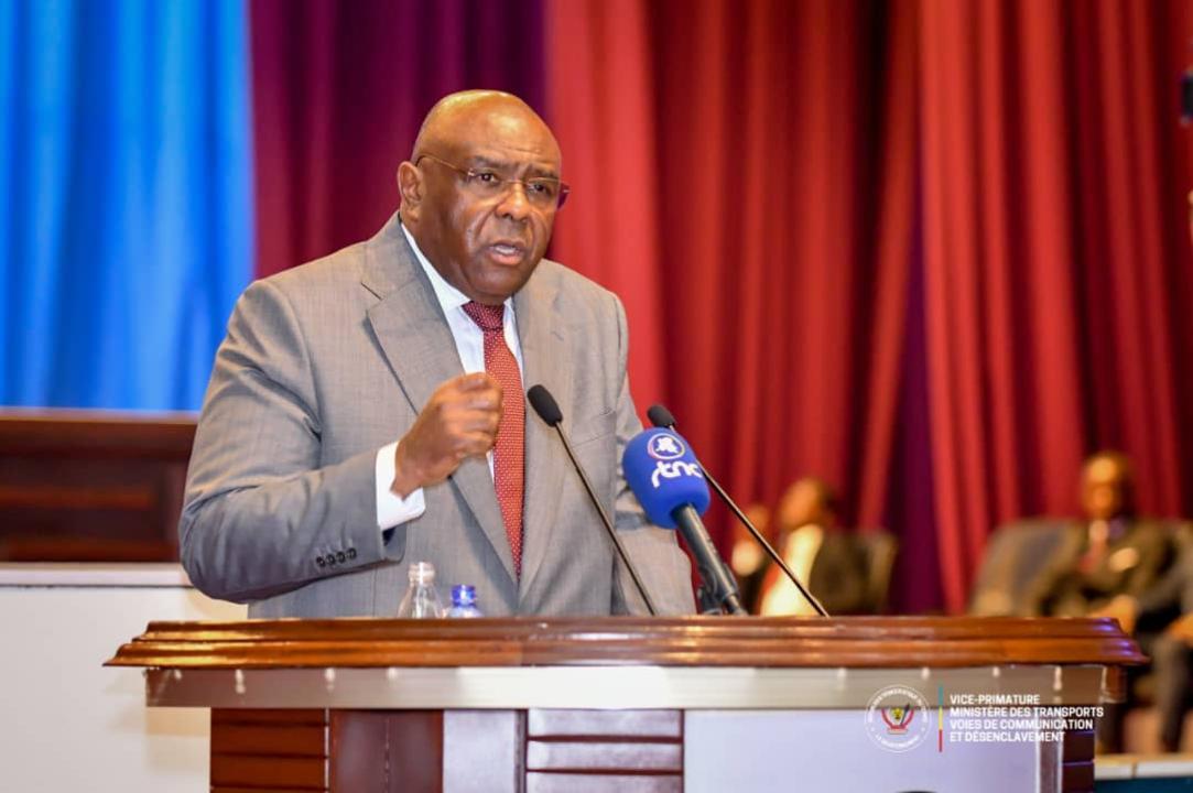 Jean-Pierre Bemba Gombo, VPM des Transports, Voies de communication et Désenclavement, à la tribune de l'Assemblée nationale, vendredi 12 juin 2026