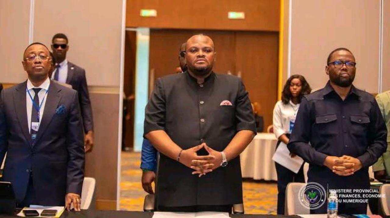 Au milieu, Daniel Bumba Lbaki, gouverneur de la ville de Kinshasa