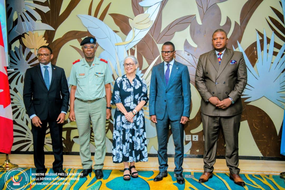 Le ministre délégué Eliezer Ntambwe pose avec quelques officiels, lors de la table ronde sur les enfants affectés par les conflits armés, vendredi 12 juin 2026