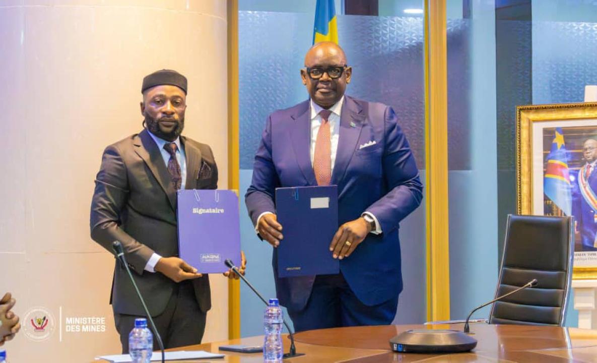 Louis Watum Kabamba, ministre des Mines et le responsables de la société ONYO-BT SARL lors de la signature du protocole d'accord en vue d'une expérimentation de nouvelle technologie énergétique dans le secteur minier en RDC