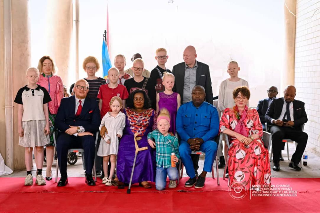 La ministre déléguée des PVH-APV, Me Irène Esambo Diata, pose avec le secrétaire général de son ministère et d'autres personnes atteintes l'albinisme