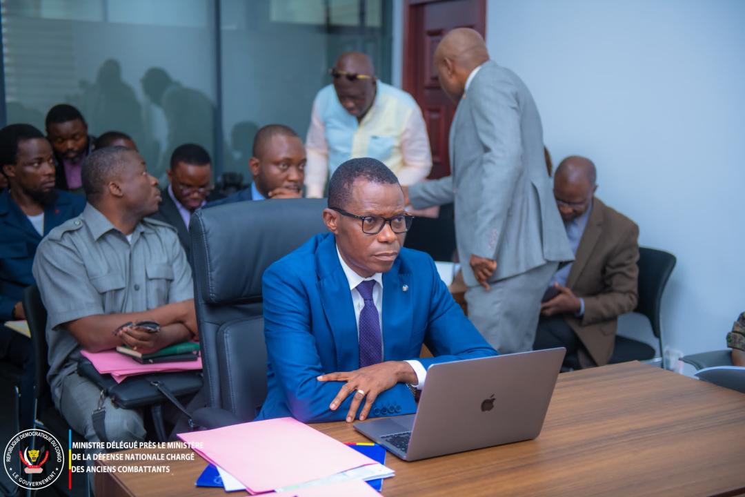 Le ministre délégué Eliezer Ntambwe, accompagné de quelques membres de son cabinet, a répondu à l'invitation de la commission Défense du sénat, samedi 13 juin 2026