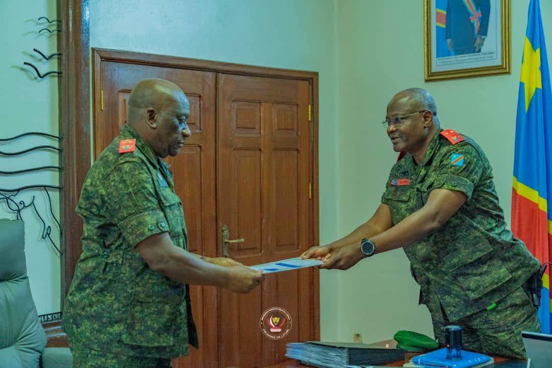 Remise et reprise entre le nouveau gouverneur militaire le général-major Gaby Kasongo Mulumba et le sortant Johnny Luboya N’kashama
