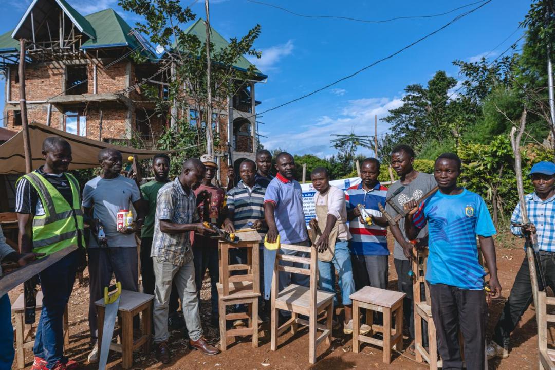 Grâce à la menuiserie, des jeunes de Minova sont occupés à travailler ensemble pour être financièrement autonomes