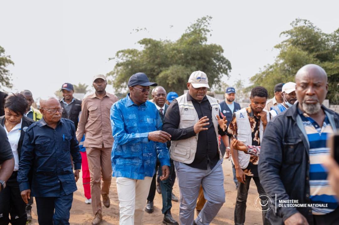 Le VPM Daniel Mukoko Samba inspecte les travaux de l'aéroport de Lodja