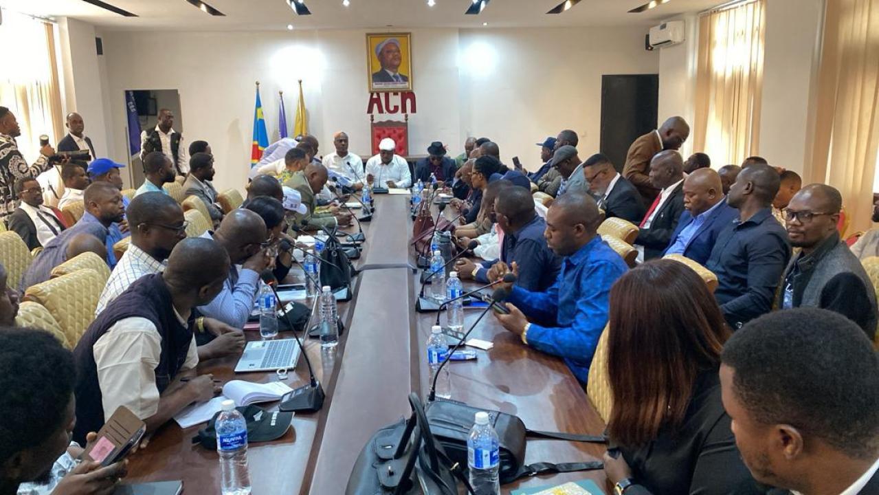 Les membres de la C64 en pleine réunion d'évaluation