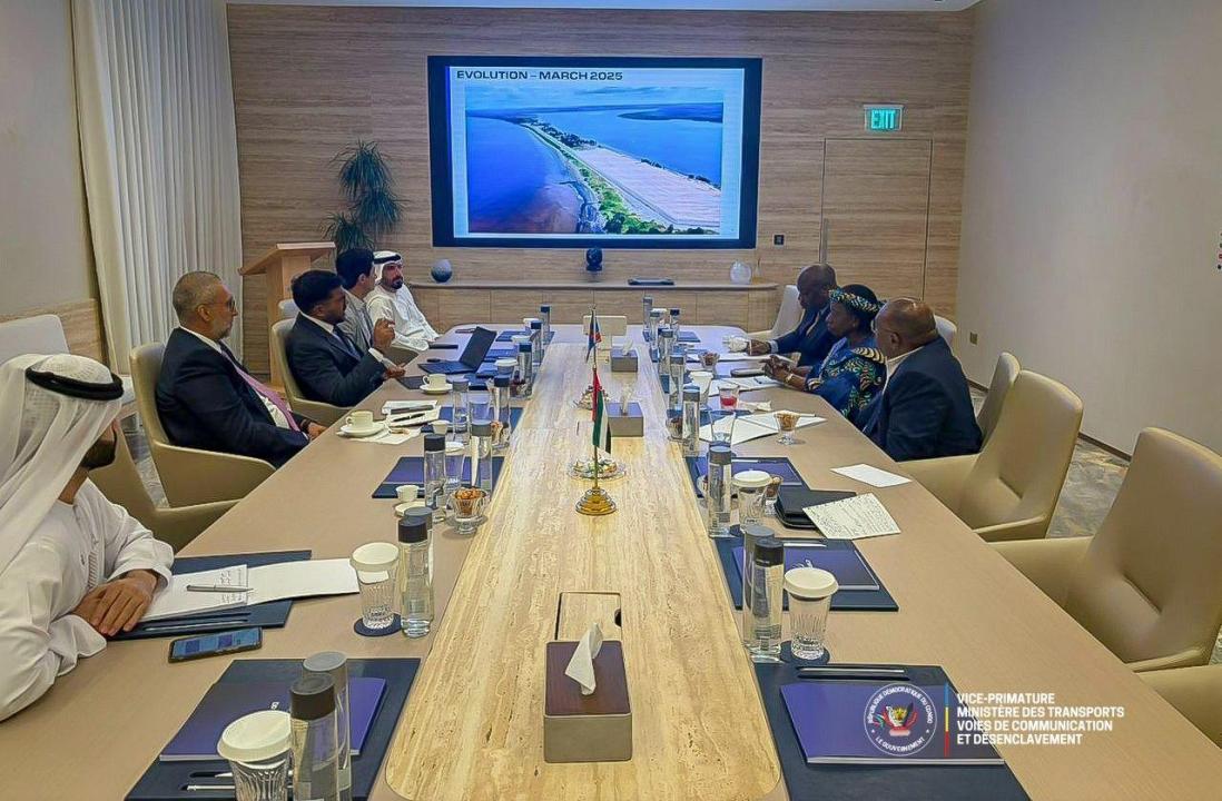 Le VPM Jean-Pierre Bemba Gombo et la délégation de DP Word lors d'une réunion d'évaluation de l'état d'avancement des travaux du port de Banana