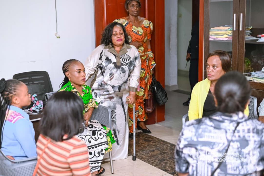 La ministre déléguée en charge des PVH-APV, Irène Esambo, échange avec des personnes vivant avec handicap sur la question liée au changement de la Constitution