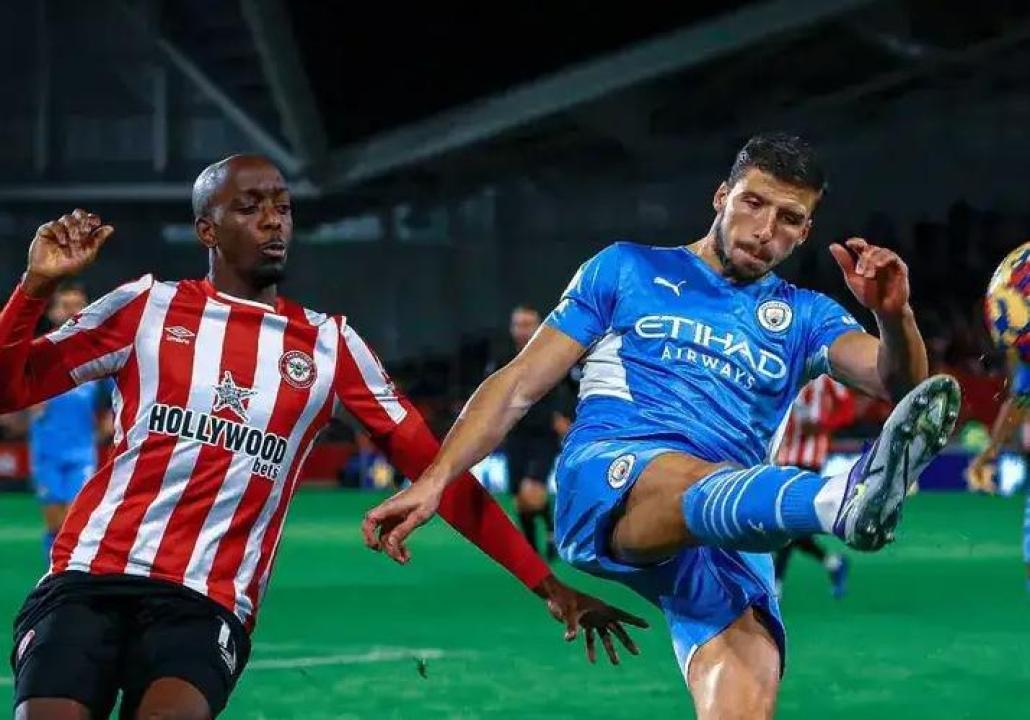 Ruben Dias en duel avec Yoane Wissa lors du match Brentford Manchester City en 2021. [Photo d'illustration]