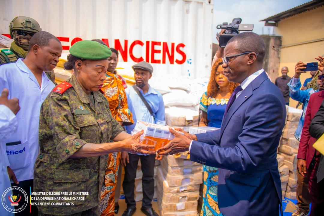 Le ministre délégué Eliezer Ntambwe remet un lot de produits pharmaceutiques à la secrétaire générale des anciens combattants, lors de la cérémonie organisée mardi 16 juin 2206 à Kinshasa