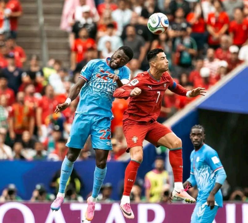 Cristiano Ronaldo en duel aérien avec le défenseur congolais Chancel Mbemba [photo d'illustration]