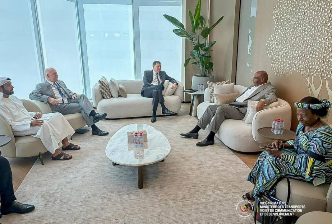 Le VPM Jean-Pierre Bemba en réunion de travail avec Richard Jewsbury, Executive Vice President d’Emirates