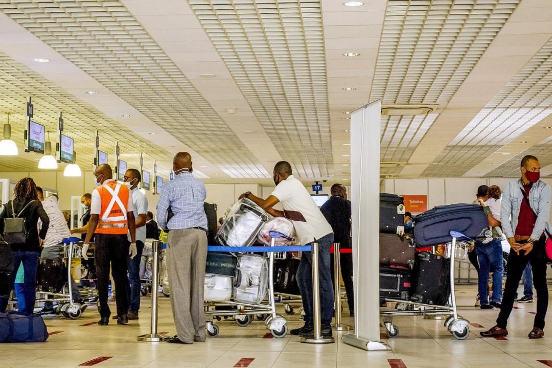 Quelques voyageurs pendant le check-in à l'aéroport international de Ndjili à Kinshasa