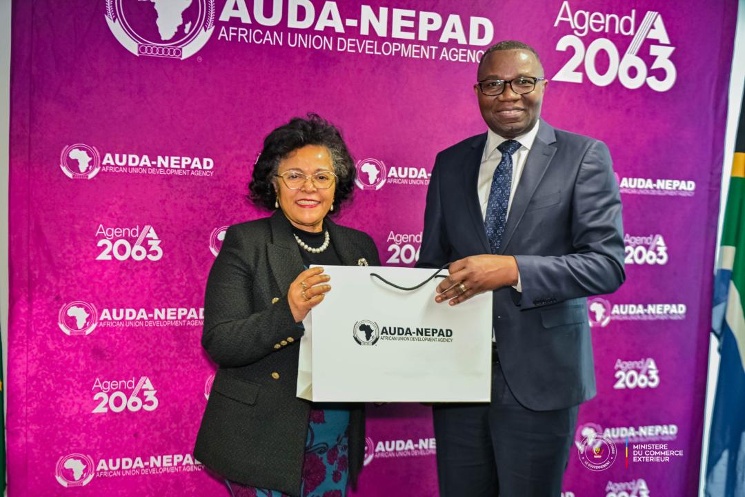 De gauche à droite : Nardos Bekele-Thomas, secrétaire exécutive de l’AUDA-NEPAD, et Julien Paluku Kahongya,  ministre du Commerce extérieur en RDC
