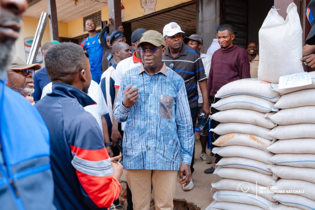 Le VPM en charge de l'Économie nationale visite le marché central de Tshumbe