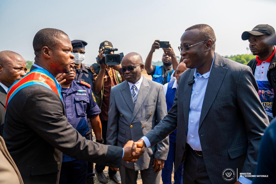 À Lusambo, le Vice-Premier ministre en charge de l'Économie nationale, Daniel Mukoko Samba salue les personnalités de ce coin de la RDC 