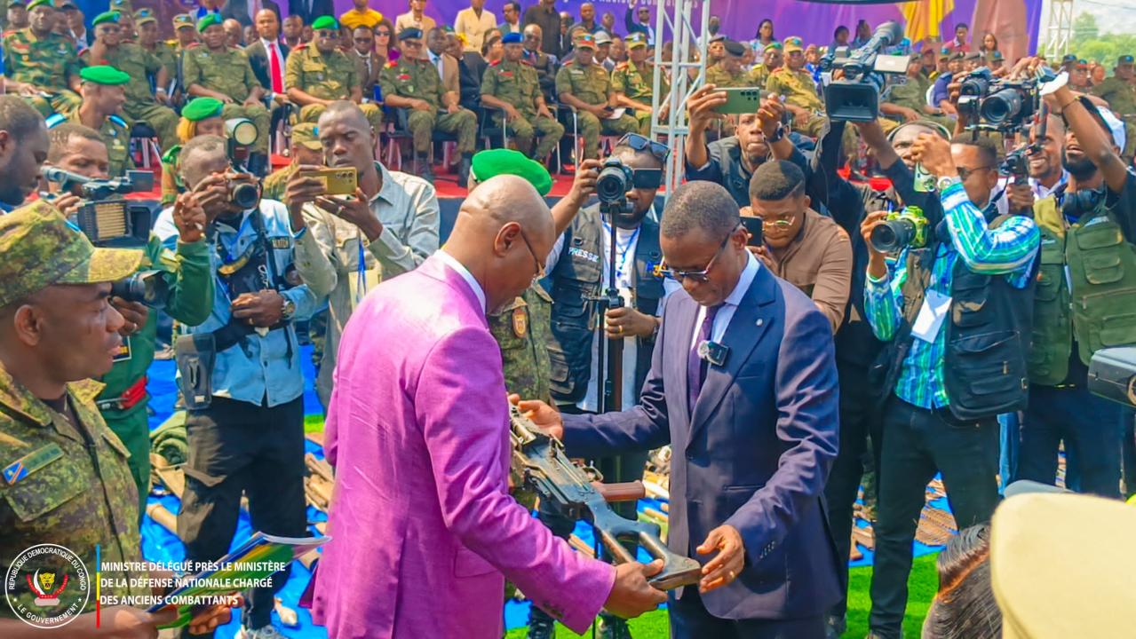 Le ministre délégué Eliezer Ntambwe Mposhi remet symboliquement une arme au VPM de la Défense nationale, samedi 20 juin 2026