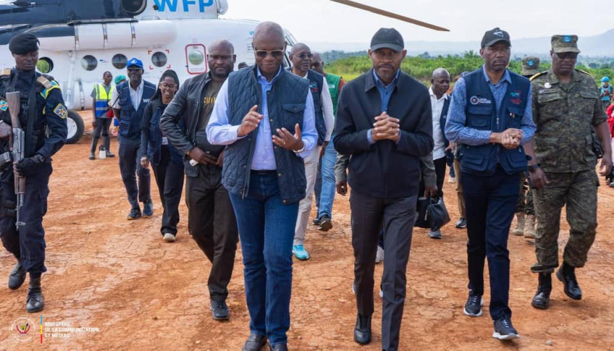 Le ministre de la  Communication et Médias, Patrick Muyaya Katembwe, et son collègue de la Santé, Roger Kamba, à leur arrivée à Bunia