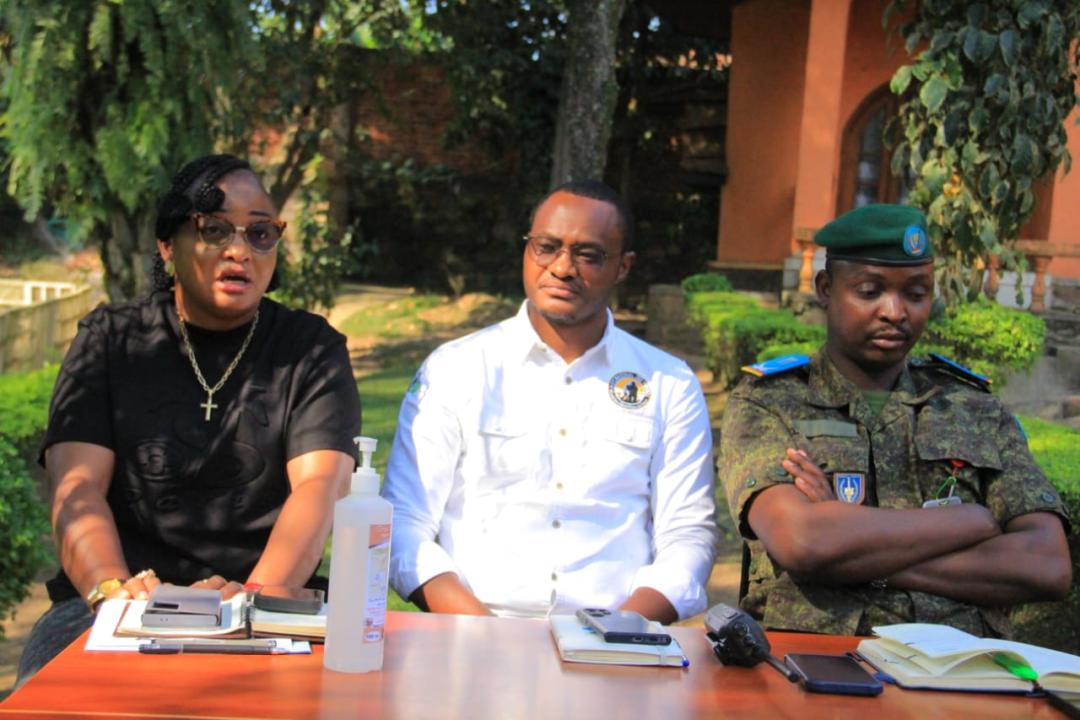 De gauche à droite : la cheffe de la cellule de communication civile du gouvernorat du Nord-Kivu,  le chargé de communication du PNVi et le porte-parole militaire du gouverneur Kakule Somo Evariste