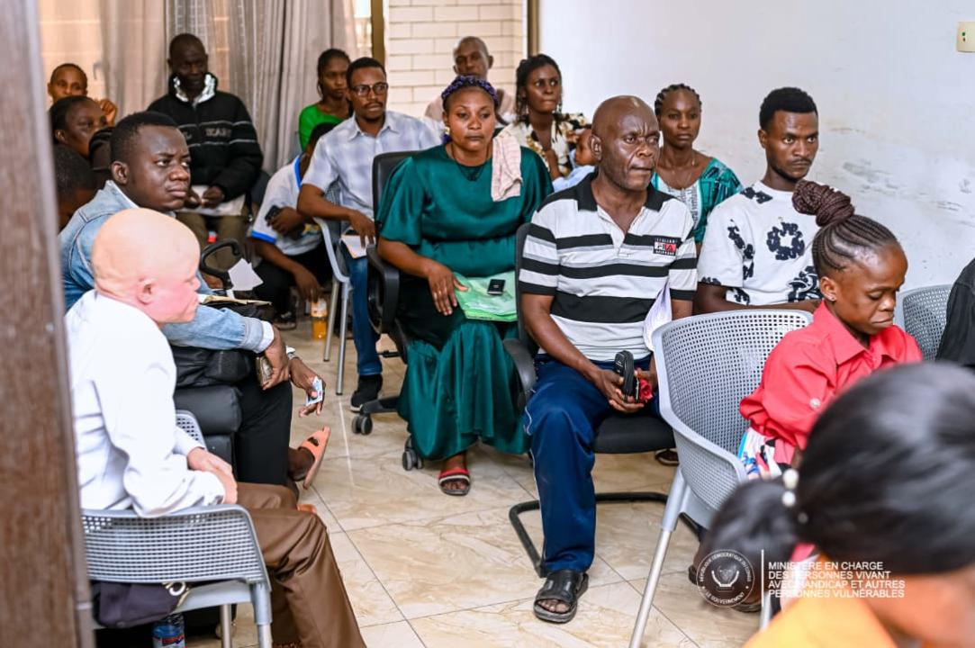 Les personnes vivant avec handicap et autres personnes vulnérables attendent leurs salaires dans une banque à Kinshasa 