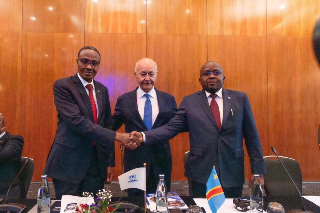 Poignée de mains entre le VPM Jacquemain Shabani, le représentant du Rwanda et du HCR [photo d'illustration]