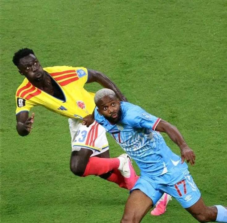 Cédric Bakambu en duel avec le défenseur Colombien Davidson Sanchez.